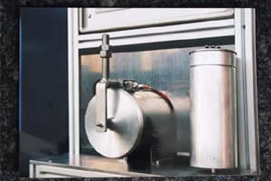 Das Helium wird im Produktionsprozeß in den Kondesator eingefüllt.